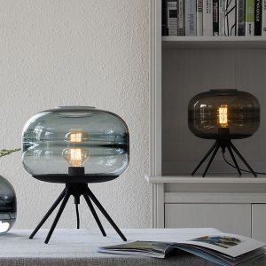 Moderne Glas-Tischlampe mit Designer-Schirm